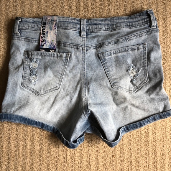 NWT RUE21 distressed jean shorts - Picture 2 of 3
